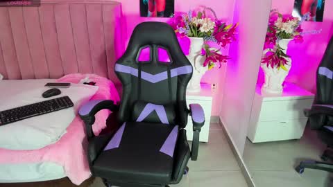 Snapshot of rolyloren chatting on 12.04.24 Marcela online show from 12.04.24