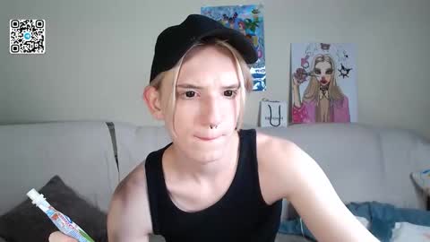 Snapshot of ron_vilss chatting on 10.05.25 Ron online show from 10.05.25