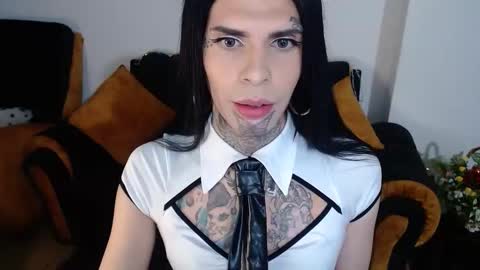 Snapshot of room911 chatting on 09.17.25 herreraisa offical online show from 09.17.25