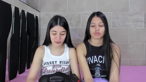 Snapshot of roseandmiah chatting on 01.11.25 Rose y Miah online show from 01.11.25