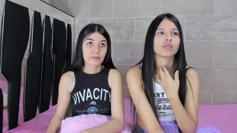 Snapshot of roseandmiah chatting on 01.19.25 Rose y Miah online show from 01.19.25