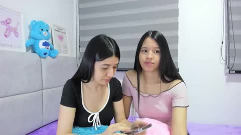 Snapshot of roseandmiah chatting on 09.19.25 Rose y Miah online show from 09.19.25