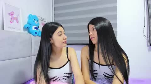 Snapshot of roseandmiah chatting on 10.15.25 Rose y Miah online show from 10.15.25