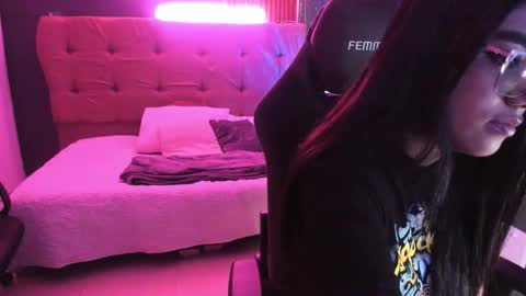 Snapshot of roseliin chatting on 11.14.25 roseliin online show from 11.14.25