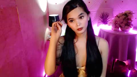 Snapshot of rosella_xx chatting on 09.19.25 TONETH online show from 09.19.25
