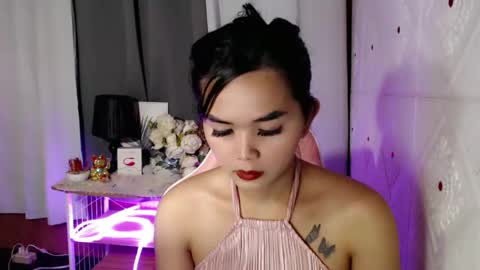 Snapshot of rosella_xx chatting on 10.08.25 TONETH online show from 10.08.25