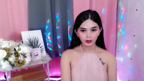 Snapshot of rosella_xx chatting on 11.22.25 TONETH online show from 11.22.25