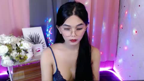 Snapshot of rosella_xx chatting on 11.23.25 TONETH online show from 11.23.25