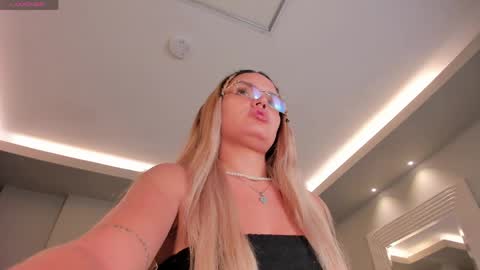 Snapshot of rossirivers chatting on 04.09.26 Rossie Rivers online show from 04.09.26