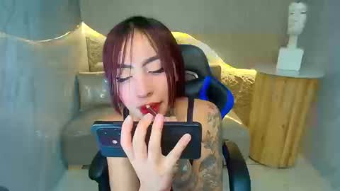 Snapshot of roux_r chatting on 09.08.25 Roux online show from 09.08.25