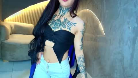 Snapshot of roux_r chatting on 11.23.25 Roux online show from 11.23.25