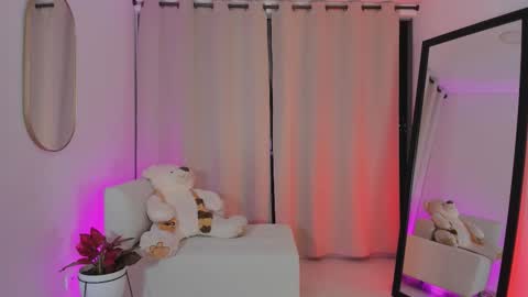  R O X I E  online show from 10.19.25