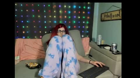 Snapshot of roxihazeleyes chatting on 02.16.25 roxihazeleyes online show from 02.16.25