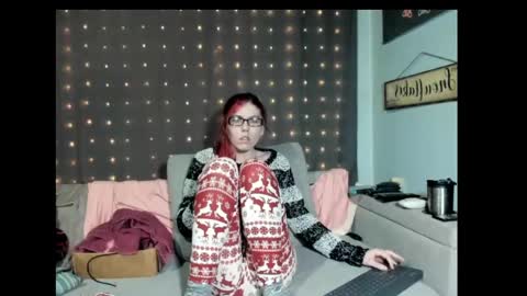 Snapshot of roxihazeleyes chatting on 02.21.25 roxihazeleyes online show from 02.21.25