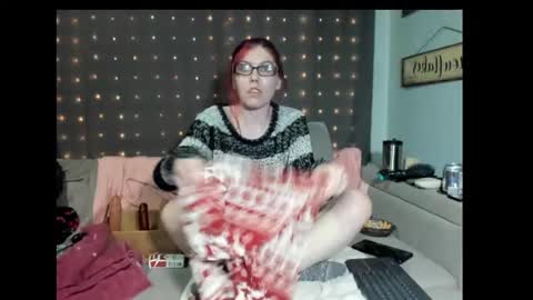 Snapshot of roxihazeleyes chatting on 02.21.25 roxihazeleyes online show from 02.21.25