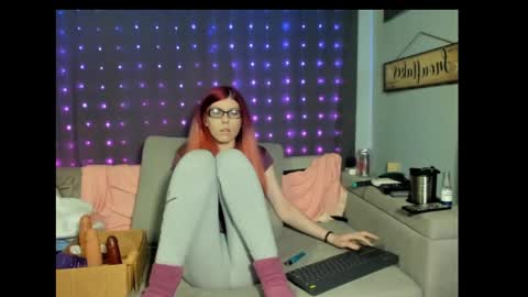 Snapshot of roxihazeleyes chatting on 02.28.25 roxihazeleyes online show from 02.28.25