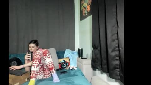 roxihazeleyes online show from 12.17.25