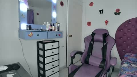 Snapshot of roxy_lu_07 chatting on 06.17.26 Roxy online show from 06.17.26