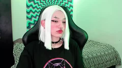 Snapshot of roxy_toxic chatting on 12.17.24 Roxy Independient model Help me to reach 50 thumbs up online show from 12.17.24