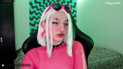Snapshot of roxy_toxic chatting on 12.20.24 Roxy Independient model Help me to reach 50 thumbs up online show from 12.20.24