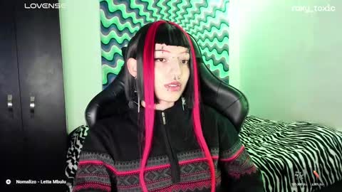 Snapshot of roxy_toxic chatting on 03.07.25 Roxy Independient model Help me to reach 50 thumbs up online show from 03.07.25