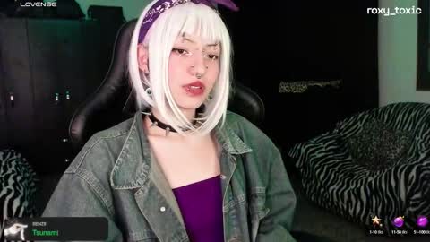 Snapshot of roxy_toxic chatting on 10.08.25 Roxy Independient model Help me to reach 50 thumbs up online show from 10.08.25