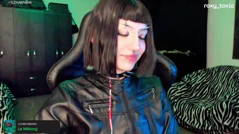 Snapshot of roxy_toxic chatting on 10.15.25 Roxy Independient model Help me to reach 50 thumbs up online show from 10.15.25