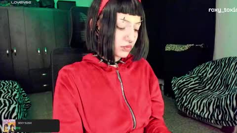 Snapshot of roxy_toxic chatting on 10.23.25 Roxy Independient model Help me to reach 50 thumbs up online show from 10.23.25