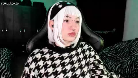 Snapshot of roxy_toxic chatting on 11.19.25 Roxy Independient model Help me to reach 50 thumbs up online show from 11.19.25
