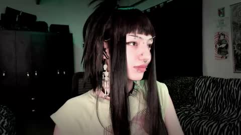 Roxy Independient model Help me to reach 50 thumbs up online show from 02.26.26