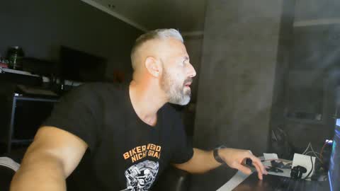 Snapshot of ruffi77 chatting on 12.31.24 Chico que rico Caliente online show from 12.31.24