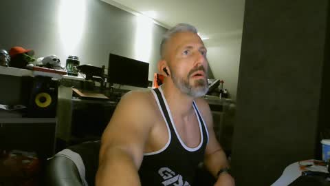 Snapshot of ruffi77 chatting on 12.31.24 Chico que rico Caliente online show from 12.31.24