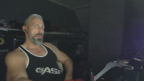 Snapshot of ruffi77 chatting on 01.06.25 Chico que rico Caliente online show from 01.06.25