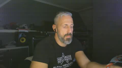 Snapshot of ruffi77 chatting on 01.06.25 Chico que rico Caliente online show from 01.06.25