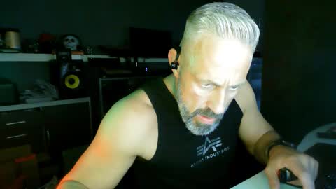 Snapshot of ruffi77 chatting on 10.11.25 Chico que rico Caliente online show from 10.11.25