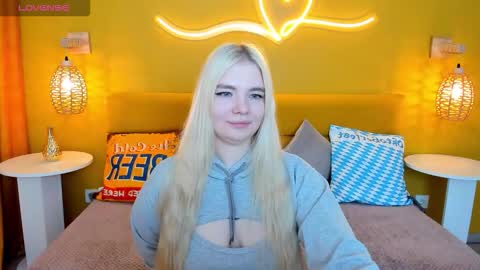 Snapshot of ruthbryant chatting on 10.04.25 ruthbryant online show from 10.04.25