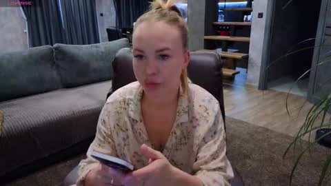 Snapshot of s_trawberr_y chatting on 10.19.25 Darya online show from 10.19.25