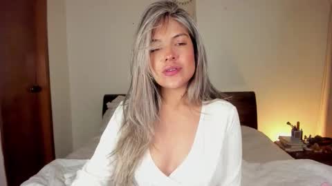 Snapshot of s_u_n_r_i_s_e_e chatting on 09.25.25 Leslie Beltrn online show from 09.25.25