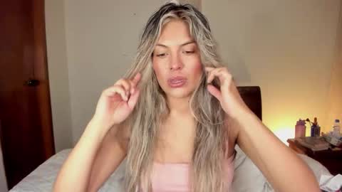 Snapshot of s_u_n_r_i_s_e_e chatting on 10.02.25 Leslie Beltrn online show from 10.02.25