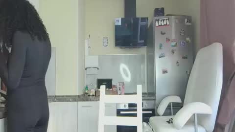 Snapshot of safari_xx chatting on 11.04.25 Queen online show from 11.04.25