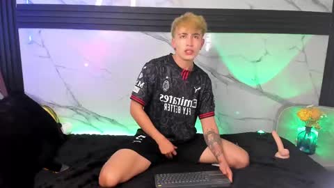 Snapshot of saimonvela chatting on 09.27.25 Juan online show from 09.27.25