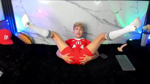 Snapshot of saimonvela chatting on 10.17.25 Juan online show from 10.17.25