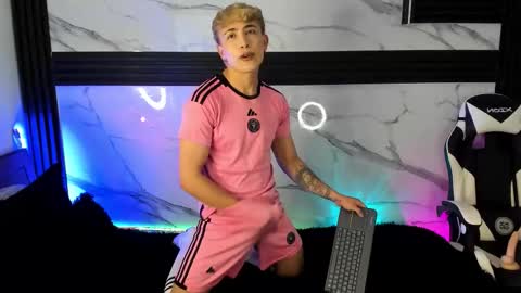 Snapshot of saimonvela chatting on 10.21.25 Juan online show from 10.21.25