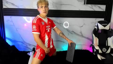 Snapshot of saimonvela chatting on 10.22.25 Juan online show from 10.22.25