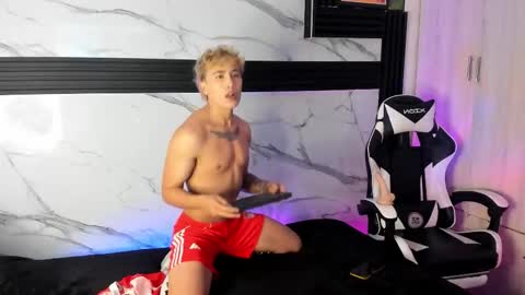 Snapshot of saimonvela chatting on 11.13.25 Juan online show from 11.13.25