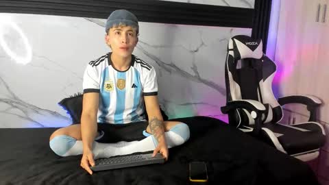 Snapshot of saimonvela chatting on 11.27.25 Juan online show from 11.27.25