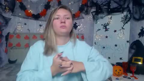 Snapshot of sallyverda chatting on 10.26.25 Sally online show from 10.26.25