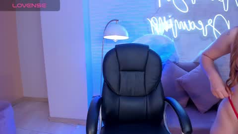 Snapshot of samanthaklein_ chatting on 12.30.24 Samantha Klein online show from 12.30.24