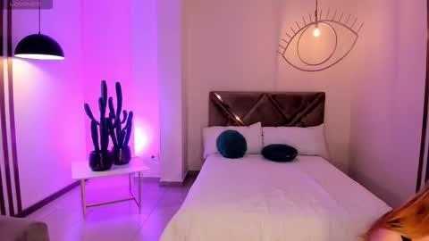 Snapshot of samanthaklein_ chatting on 10.20.25 Samantha Klein online show from 10.20.25