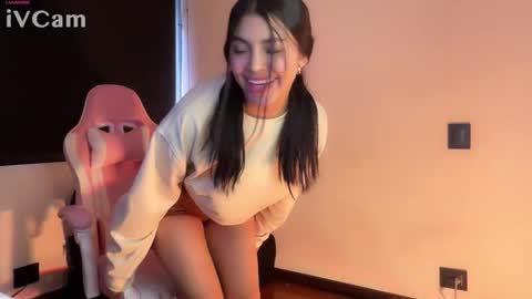 Snapshot of samara_lam chatting on 02.01.25 Sammy online show from 02.01.25